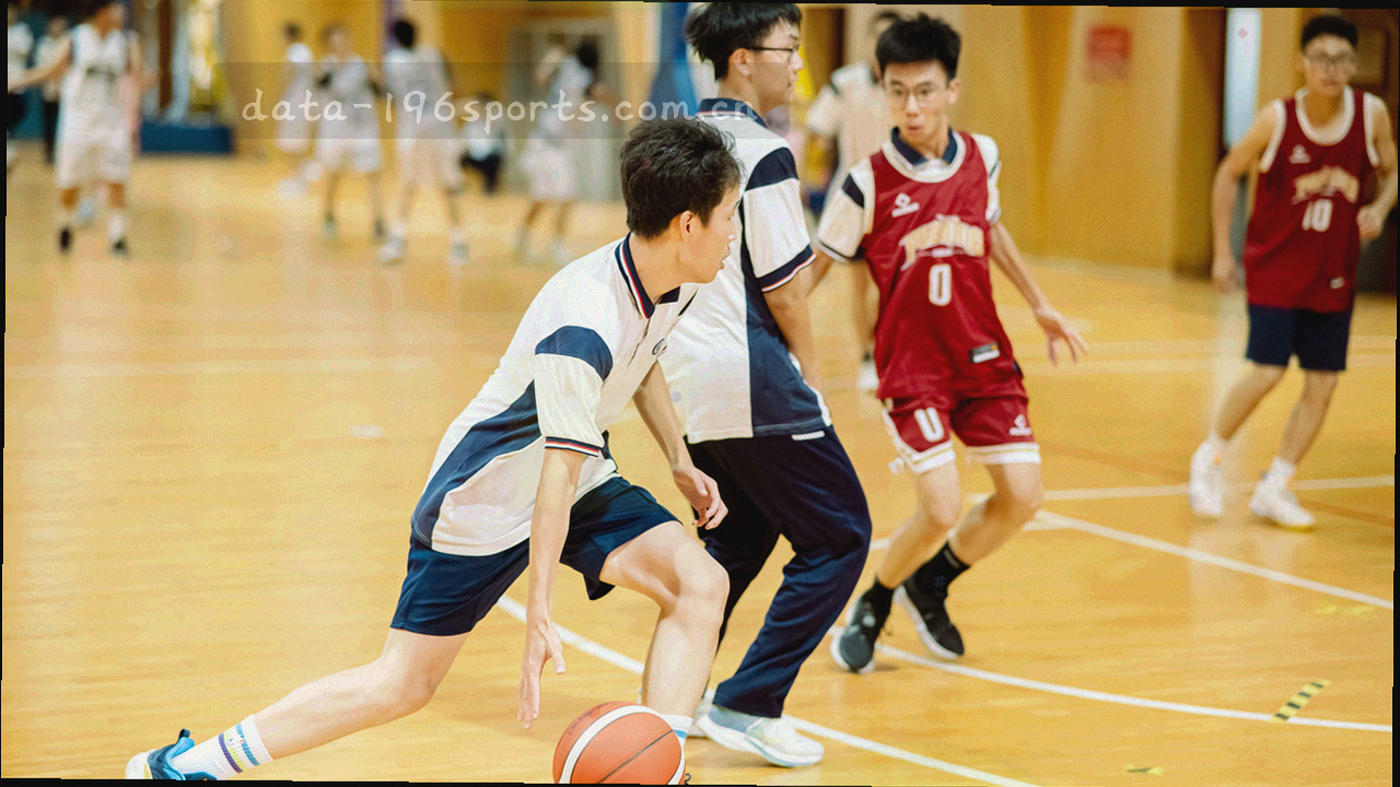 体育赛事现场，观众与灯光，突出竞技感